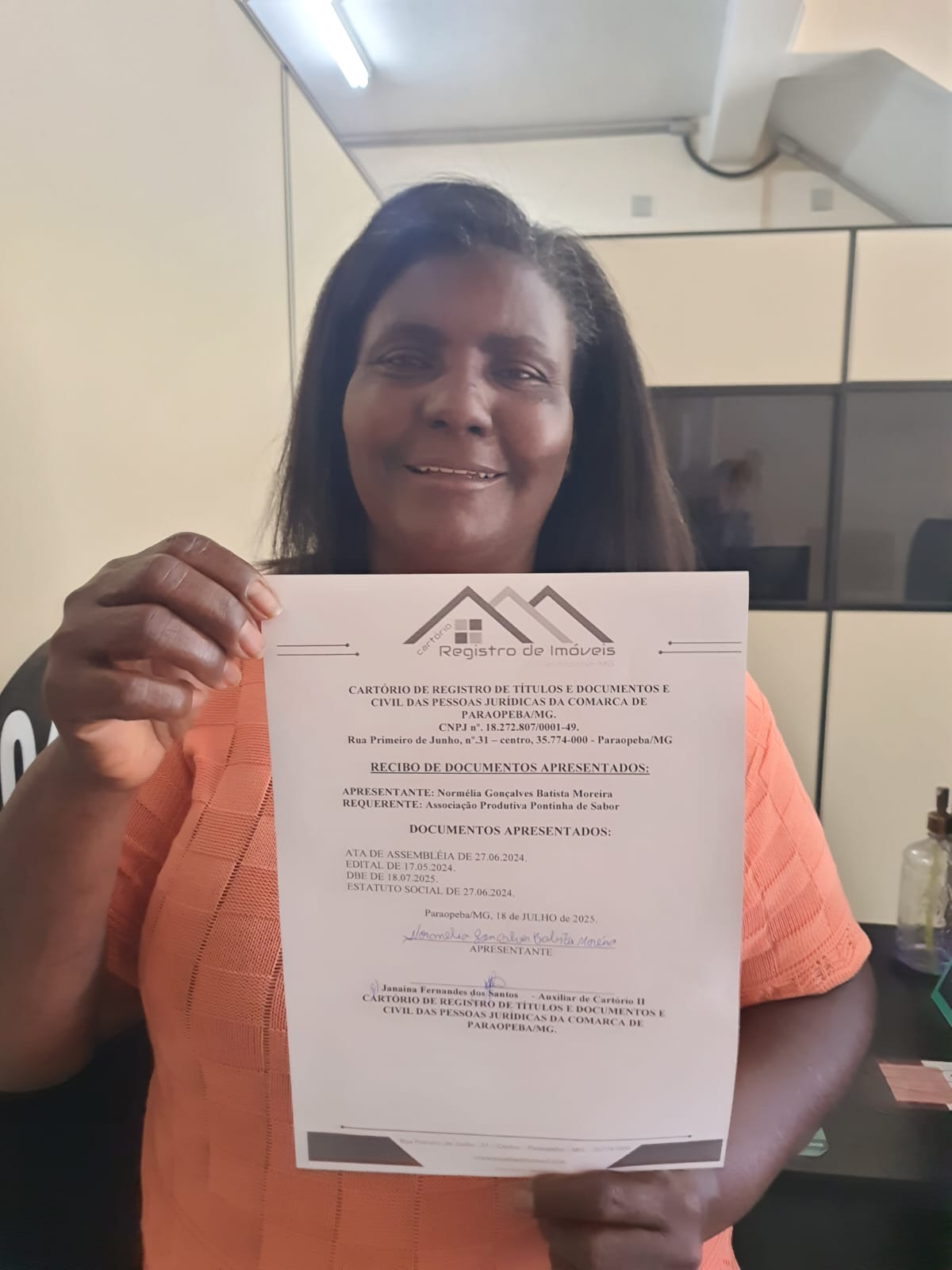 Presidenta da Pontinha de Sabor formalizando documentação no cartório.jpeg